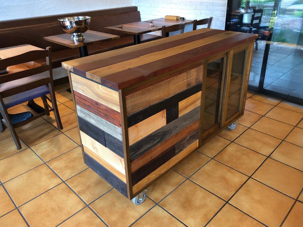 オーダー家具：サービスカウンター（数種類の木を使用）