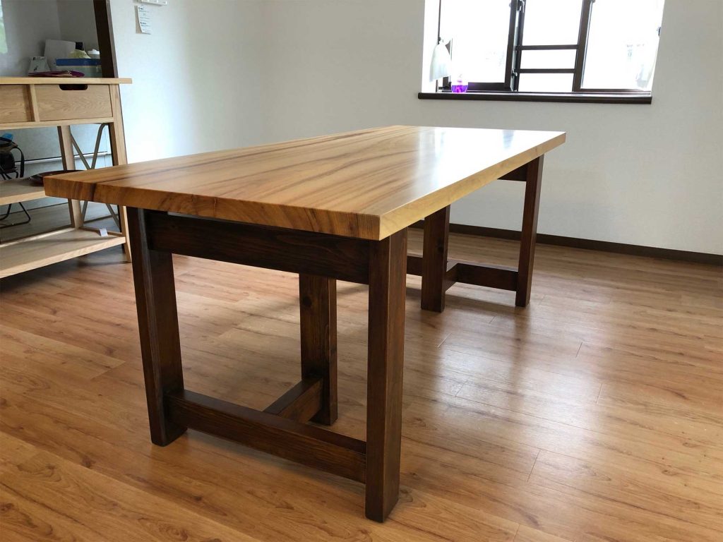 オーダー家具：ダイニングテーブル（天板：クス材一枚板）